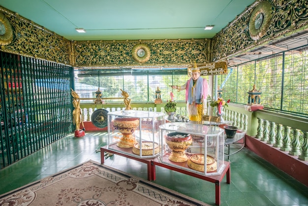 Eine schöne Aussicht auf den Chaukhtatgyi-Buddha-Tempel in Yangon, Myanmar