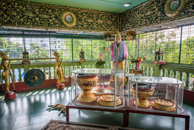 Eine schöne Aussicht auf den Chaukhtatgyi-Buddha-Tempel in Yangon, Myanmar