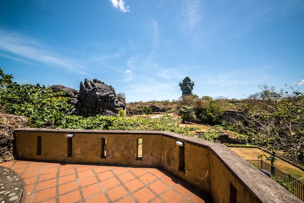 Eine schöne Aussicht auf den GWK Garuda Wisnu Kencana Park in Bali Indonesien