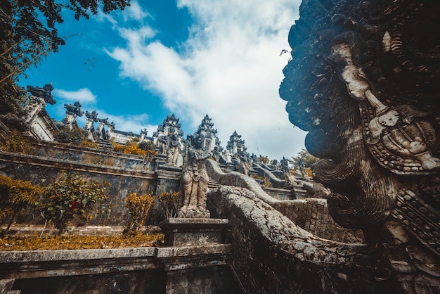 Eine schöne Aussicht auf den hinduistischen Tempel Pura Penataran Agung Lempuyang in Bali Indonesien