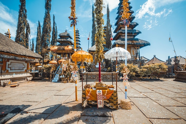 Eine schöne Aussicht auf den hinduistischen Tempel Ulun Danu Beratan in Ubud Bali Indonesien