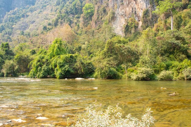 Eine schöne Aussicht auf den Kanusport in Vang Vieng Laos