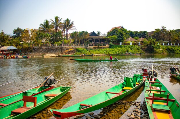 Eine schöne Aussicht auf den Nansong-Fluss in Vang Vieng Laos