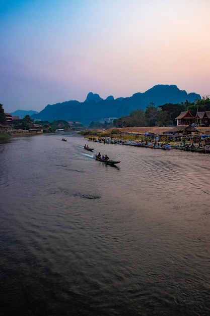Eine schöne Aussicht auf den Nansong-Fluss in Vang Vieng Laos