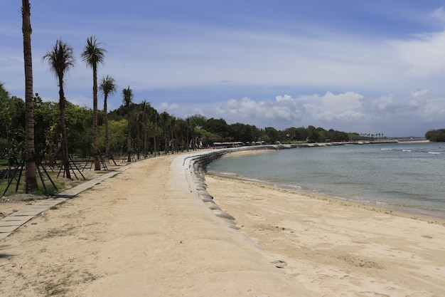 Eine schöne Aussicht auf den Strand von Nusa Dua in Bali Indonesien