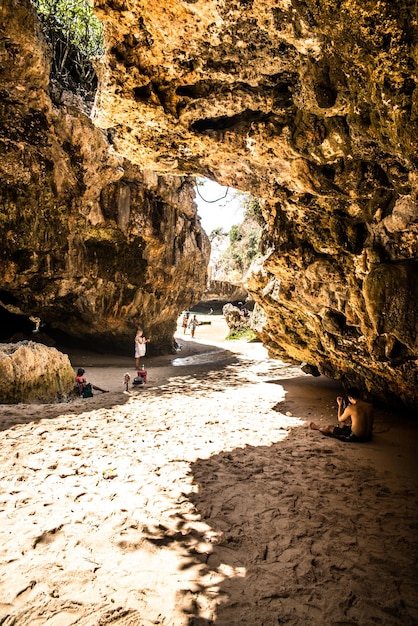 Eine schöne Aussicht auf den Strand von Uluwatu in Bali, Indonesien