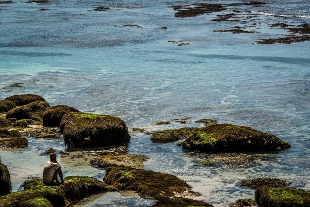 Eine schöne Aussicht auf den Strand von Uluwatu in Bali, Indonesien