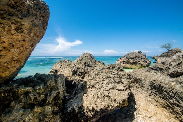 Eine schöne Aussicht auf den Strand von Uluwatu in Bali, Indonesien