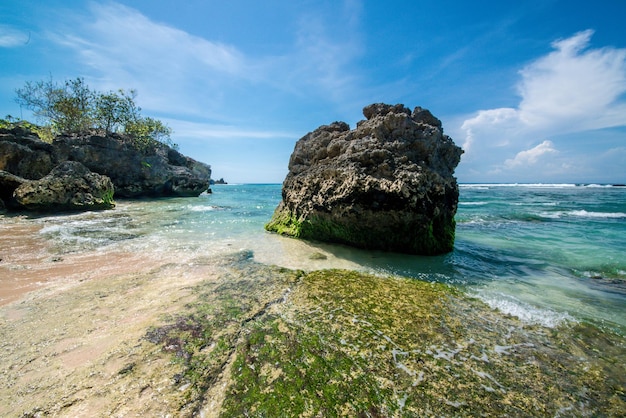 Eine schöne Aussicht auf den Strand von Uluwatu in Bali, Indonesien