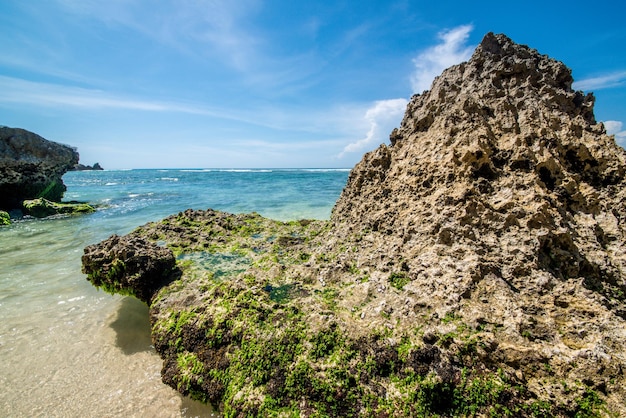 Eine schöne Aussicht auf den Strand von Uluwatu in Bali, Indonesien