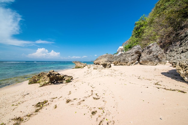 Eine schöne Aussicht auf den Strand von Uluwatu in Bali, Indonesien