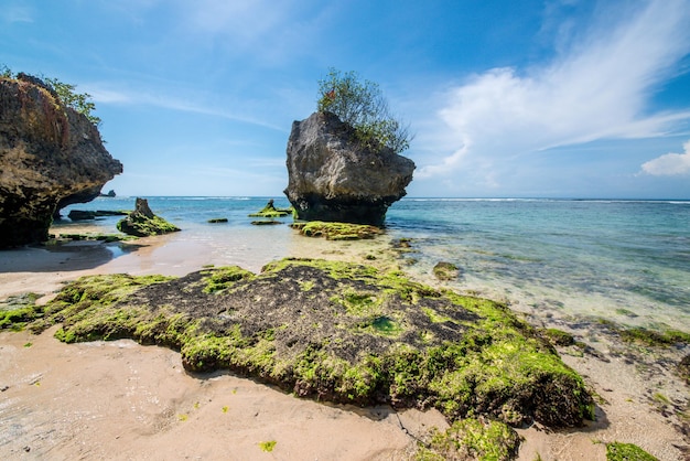 Eine schöne Aussicht auf den Strand von Uluwatu in Bali, Indonesien