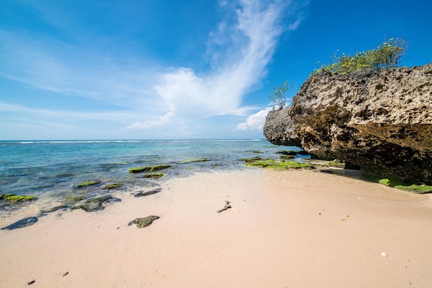 Eine schöne Aussicht auf den Strand von Uluwatu in Bali, Indonesien