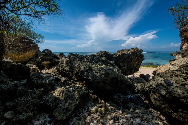 Eine schöne Aussicht auf den Strand von Uluwatu in Bali, Indonesien