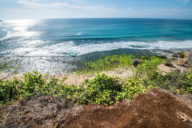 Eine schöne Aussicht auf den Strand von Uluwatu in Bali, Indonesien