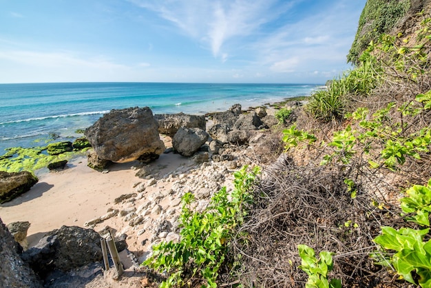 Eine schöne Aussicht auf den Strand von Uluwatu in Bali, Indonesien