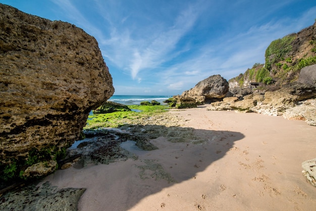 Eine schöne Aussicht auf den Strand von Uluwatu in Bali, Indonesien