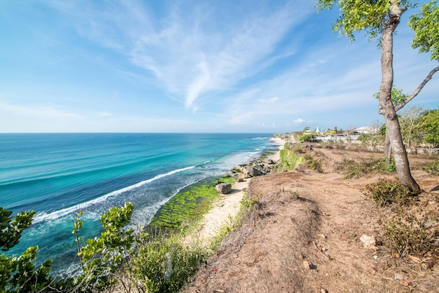 Eine schöne Aussicht auf den Strand von Uluwatu in Bali, Indonesien