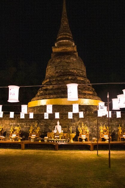 Eine schöne Aussicht auf den Sukhothai Historica Park in Thailand