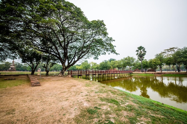 Eine schöne Aussicht auf den Sukhothai Historical Park in Thailand