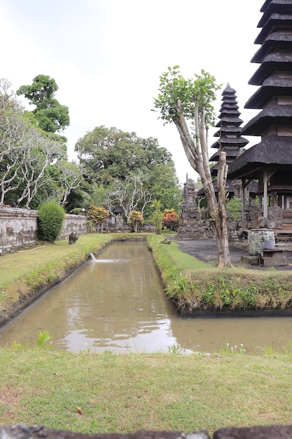 Eine schöne Aussicht auf den Tempel Taman Ayun in Bali Indonesien