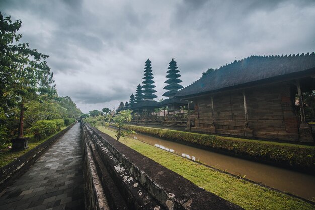 Eine schöne Aussicht auf den Tempel Taman Ayun in Ubud Bali Indonesien