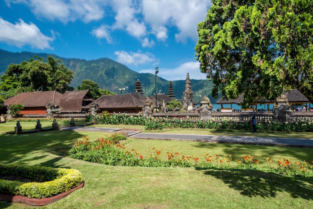 Eine schöne Aussicht auf den Tempel Ulun Danu Batur in Bali Indonesien