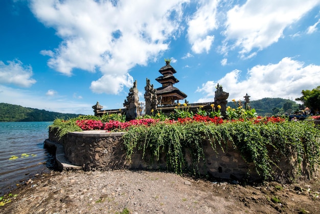 Eine schöne Aussicht auf den Tempel Ulun Danu Batur in Bali Indonesien