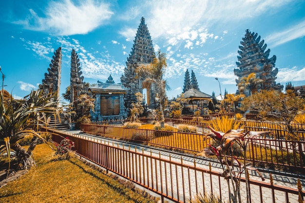 Eine schöne Aussicht auf den Tempel Ulun Danu Beratan in Bali Indonesien