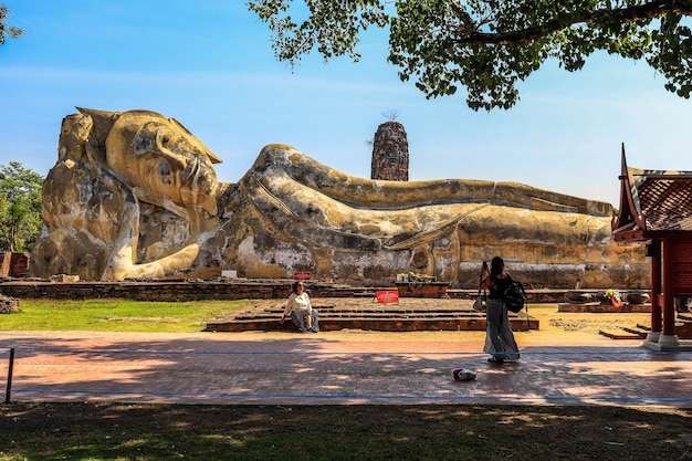 Eine schöne Aussicht auf den Tempel Wat Lokaya Sutharam in Ayutthaya Thailand