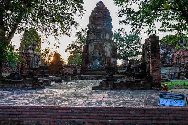 Eine schöne Aussicht auf den Tempel Wat Mahathat in Ayutthaya Thailand