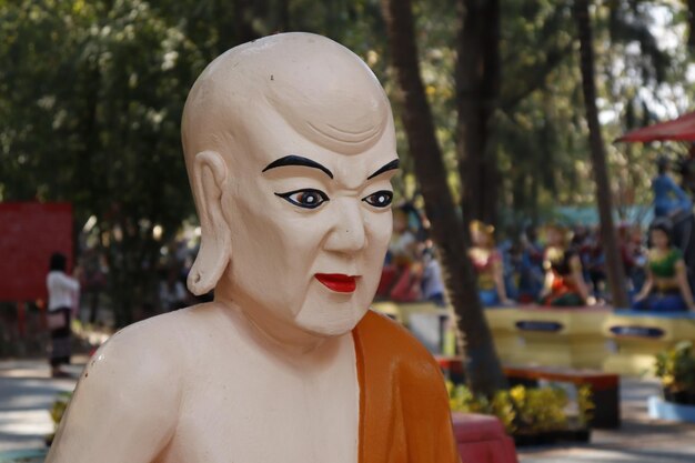 Eine schöne Aussicht auf den Tempel Wat Muang befindet sich in Ang Thong Thailand