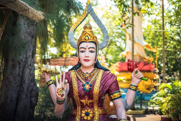 Eine schöne Aussicht auf den Tempel Wat Muang befindet sich in Ang Thong Thailand