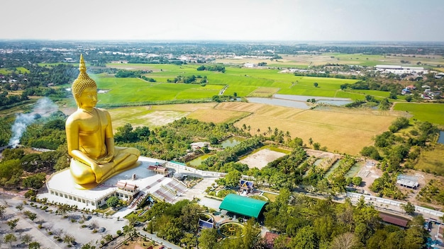 Eine schöne Aussicht auf den Tempel Wat Muang in Ang Thong Thailand