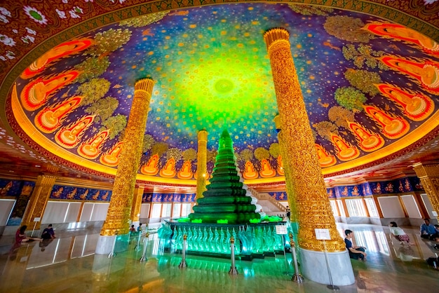 Eine schöne Aussicht auf den Tempel Wat Paknam in Bangkok Thailand