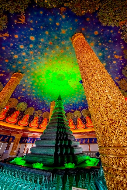 Eine schöne Aussicht auf den Tempel Wat Paknam in Bangkok Thailand