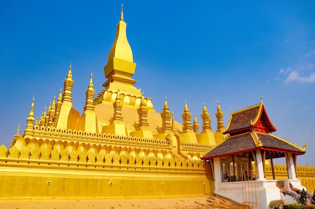 Eine schöne Aussicht auf den Tempel Wat Pha That Luang in Vientiane Laos