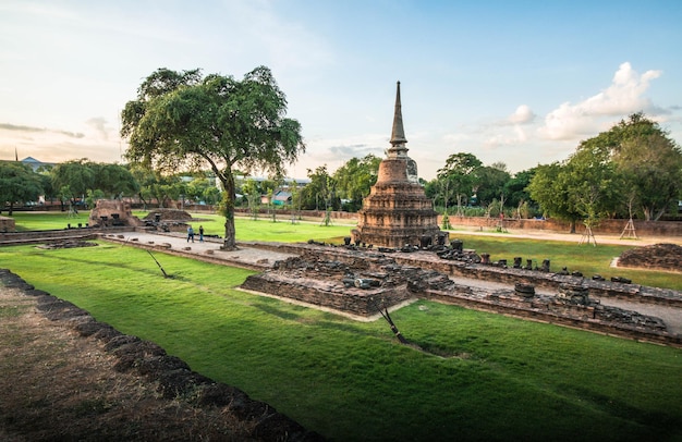 Eine schöne Aussicht auf den Tempel Wat Ratchaburana in Ayutthaya Thailand