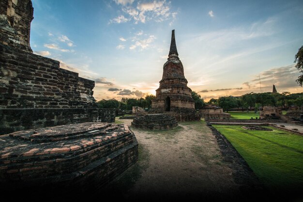 Eine schöne Aussicht auf den Tempel Wat Ratchaburana in Ayutthaya Thailand