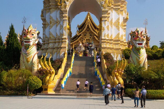 Eine schöne Aussicht auf den Tempel Wat Saeng Kaeo in Chiang Rai Thailand