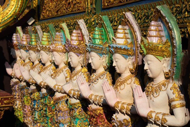 Eine schöne Aussicht auf den Tempel Wat Saeng Kaeo in Chiang Rai Thailand