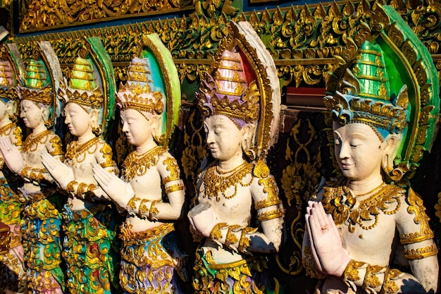 Eine schöne Aussicht auf den Tempel Wat Saeng Kaeo in Chiang Rai Thailand