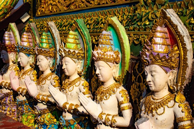 Eine schöne Aussicht auf den Tempel Wat Saeng Kaeo in Chiang Rai Thailand