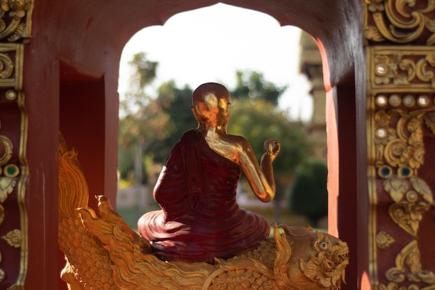 Eine schöne Aussicht auf den Tempel Wat Saeng Kaeo in Chiang Rai Thailand