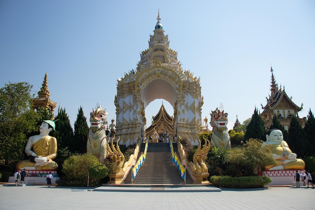 Eine schöne Aussicht auf den Tempel Wat Saeng Kaeo in Chiang Rai Thailand