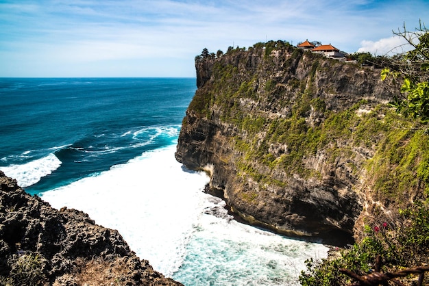 Eine schöne Aussicht auf den Uluwatu-Tempel in Bali Indonesien