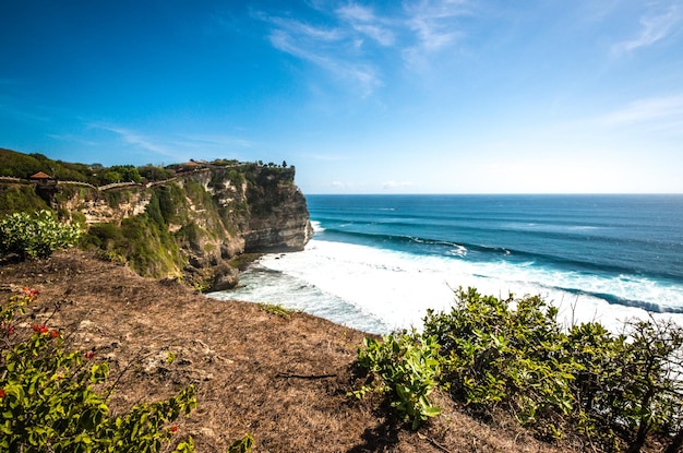 Eine schöne Aussicht auf den Uluwatu-Tempel in Bali Indonesien