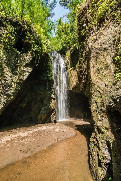 Eine schöne Aussicht auf den Wasserfall in Bali Indonesien