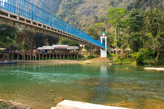 Eine schöne Aussicht auf die Blaue Brücke in Vang Vieng Laos