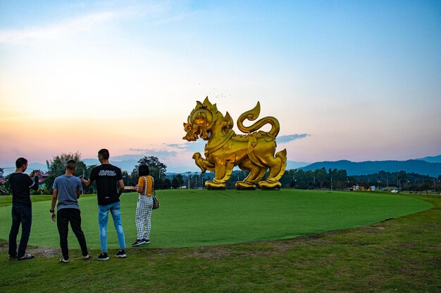 Eine schöne Aussicht auf die goldene Singha-Statue im Singha Park Chiang Rai Thailand